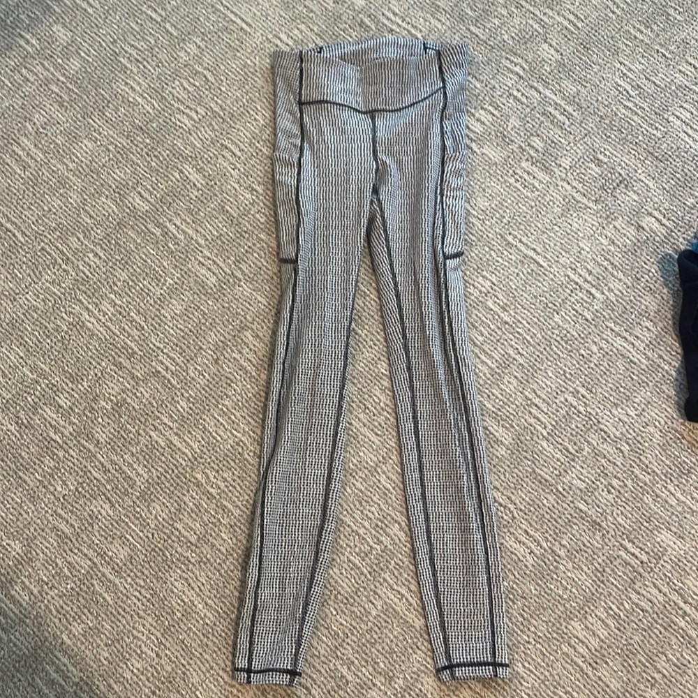 Pattern Lululemon Leggings. Soft material with pockets!
